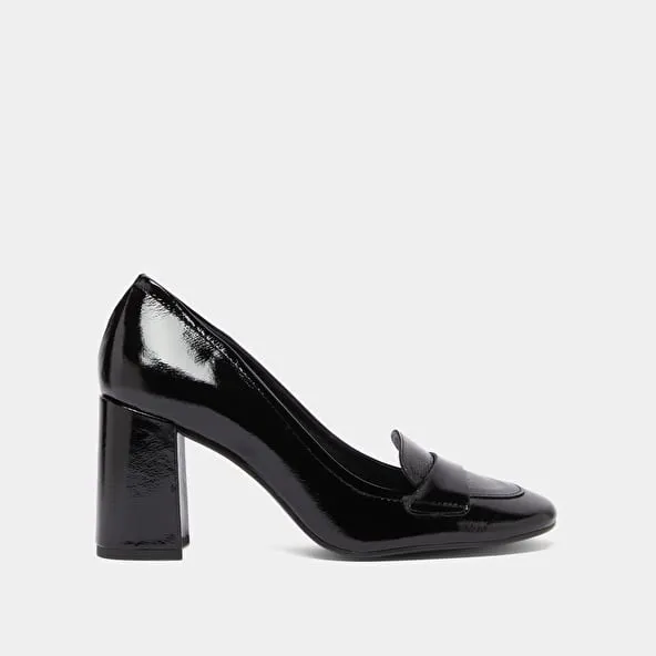 Heeled loafers with square toe in black pleated patent