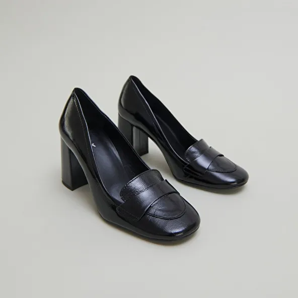 Heeled loafers with square toe in black pleated patent