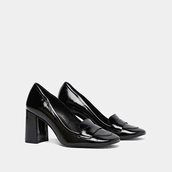 Heeled loafers with square toe in black pleated patent