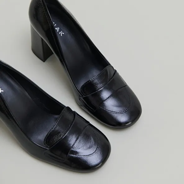 Heeled loafers with square toe in black pleated patent