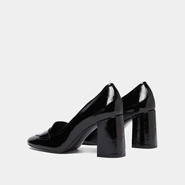 Heeled loafers with square toe in black pleated patent