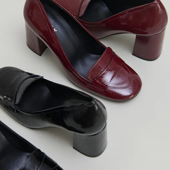 Heeled loafers with square toe in black pleated patent