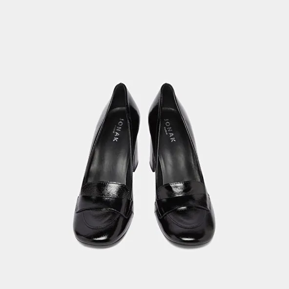 Heeled loafers with square toe in black pleated patent