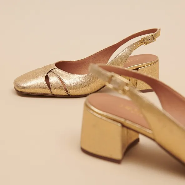 Square-toe ballet flats in gold cracked leather